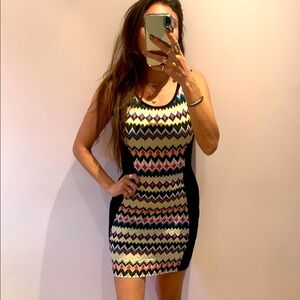 Geometric print mini sleeveless dress small 8 black white pink blue scoop neck
